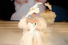中国武汉婚博会上的婚纱礼服流行时尚发布一