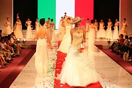 中国武汉婚博会现场的婚纱礼服流行时尚发布三