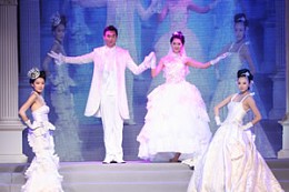 中国武汉婚博会现场的婚纱礼服发布会