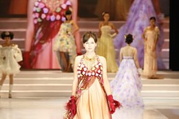 中国武汉婚博会上婚纱礼服流行时尚发布