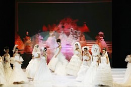 中国武汉婚博会现场的婚纱礼服流行时尚发布会走秀