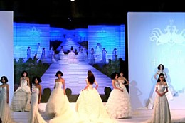 中国武汉婚博会上的婚纱礼服流行时尚发布会