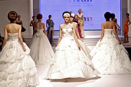 中国武汉婚博会现场的婚纱礼服时尚发布