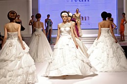 中国武汉婚博会现场的婚纱礼服时尚发布 中国武汉婚博会现场的婚纱礼服时尚发布